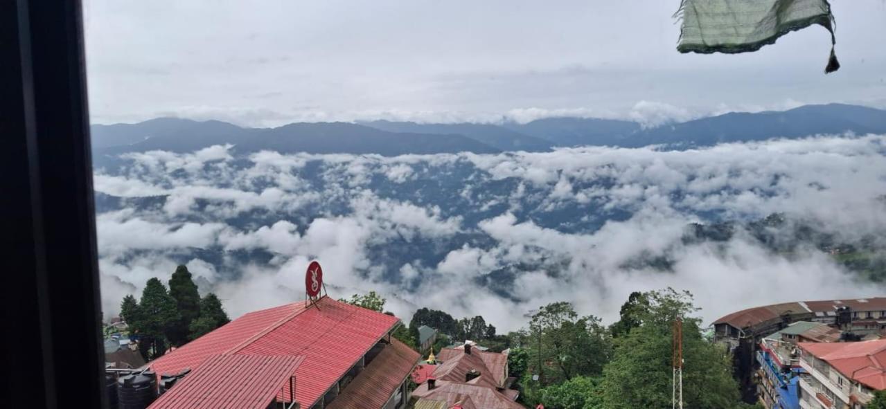 Monratino Himadrie -2 Mins Walk From Mall Road - All Rooms Have Kanchenjunga Mountain View Дарджилинг Экстерьер фото